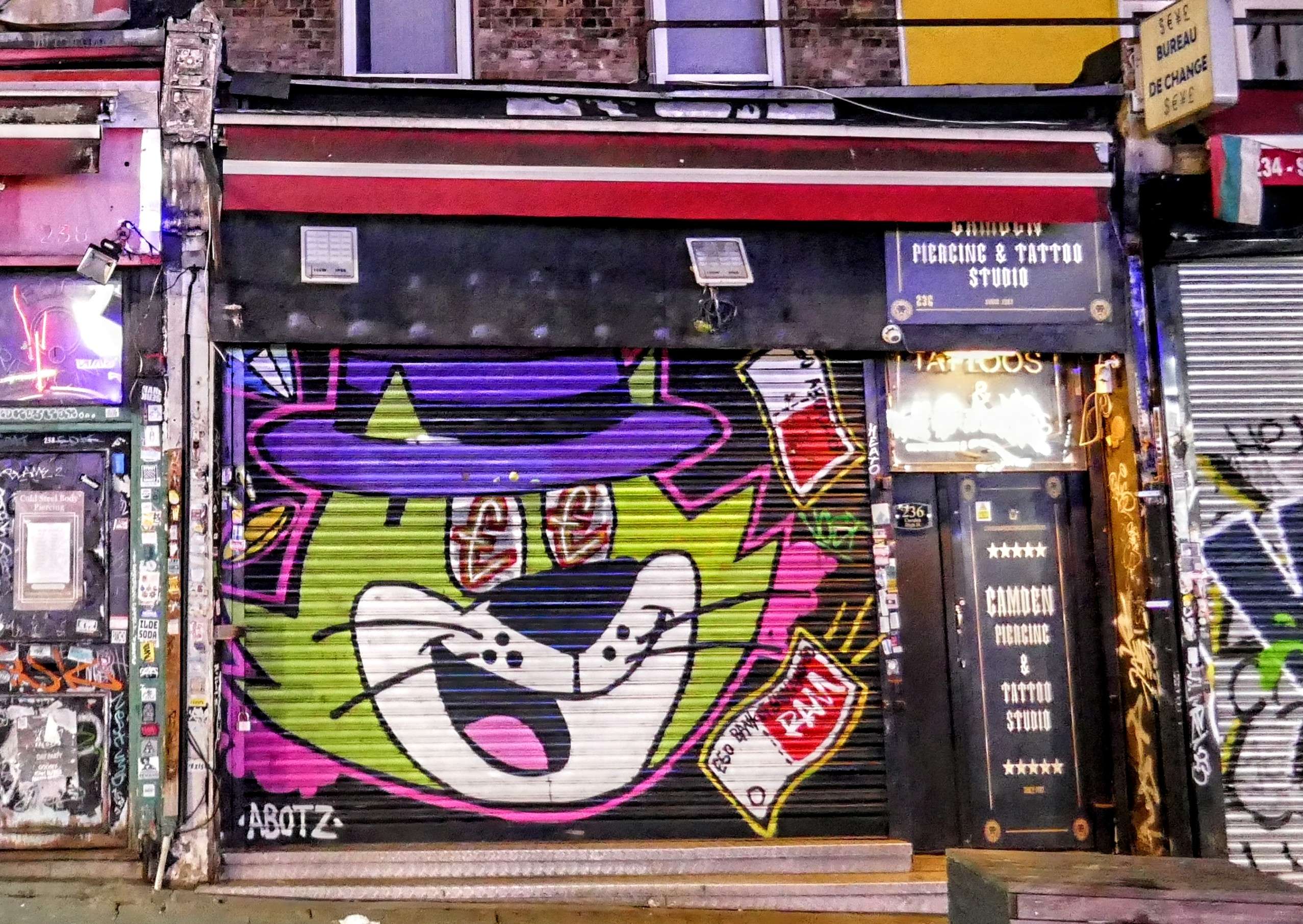 
								Street-art graffiti fresque 
								Abotz 
									176 Camden High Street
									NW1 8QL
									London
									United Kingdom 
									AnunaQi
								Street-Art-Safari.com
								