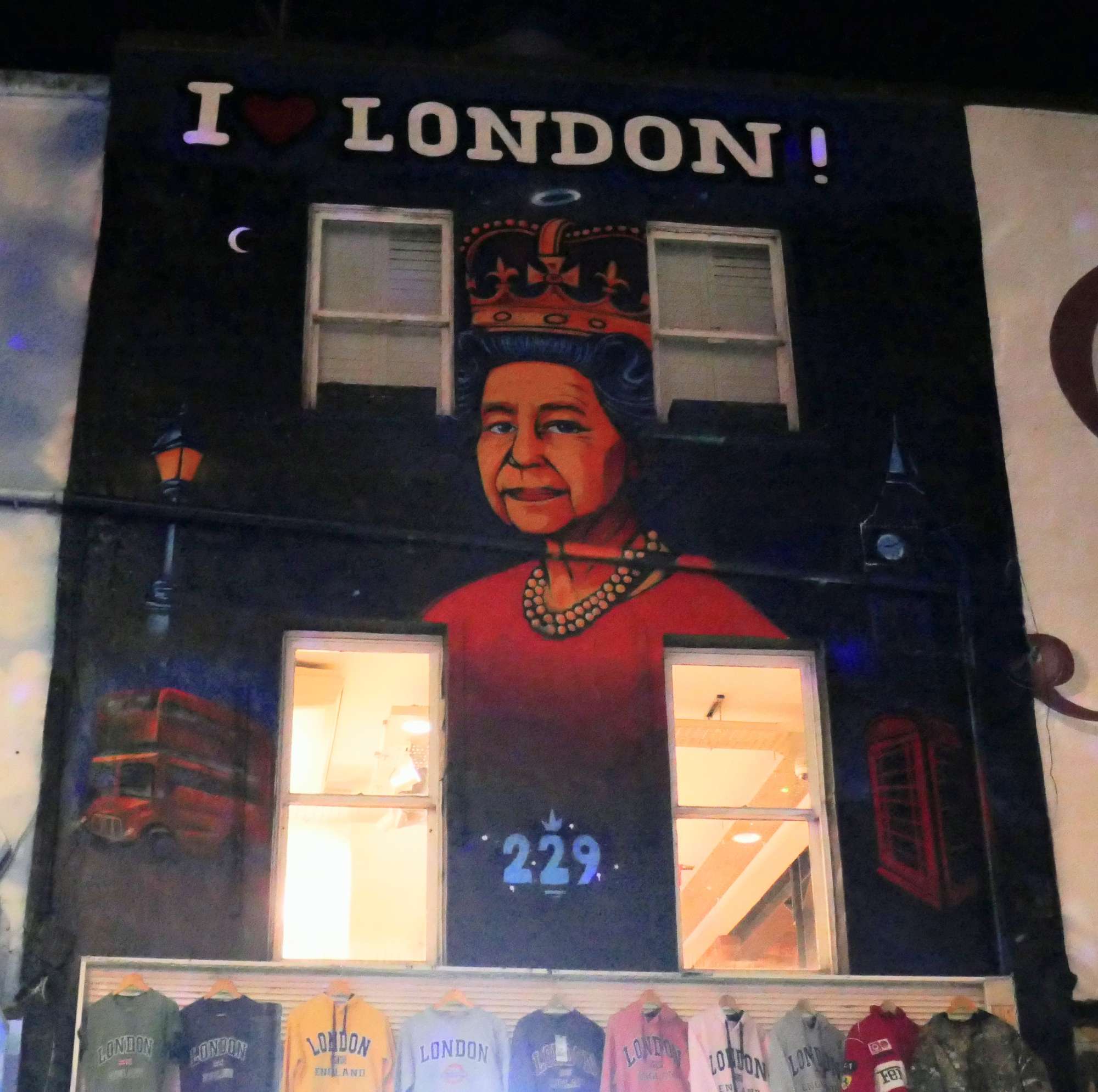 
								Street-art graffiti fresque 
								 
									176 Camden High Street
									NW1 8QL
									London
									United Kingdom 
									AnunaQi
								Street-Art-Safari.com
								