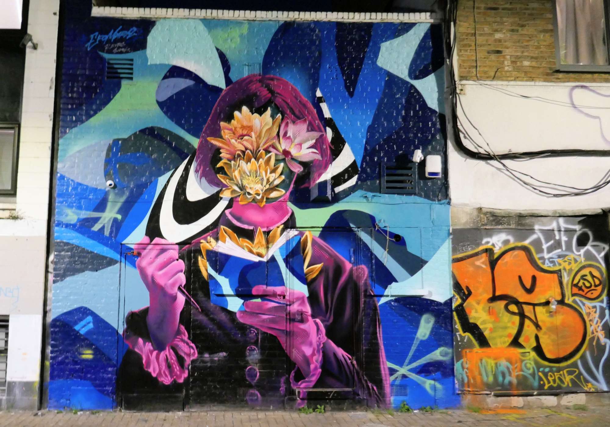 
								Street-art graffiti fresque 
								Efomural 
									176 Camden High Street
									NW1 8QL
									London
									United Kingdom 
									AnunaQi
								Street-Art-Safari.com
								