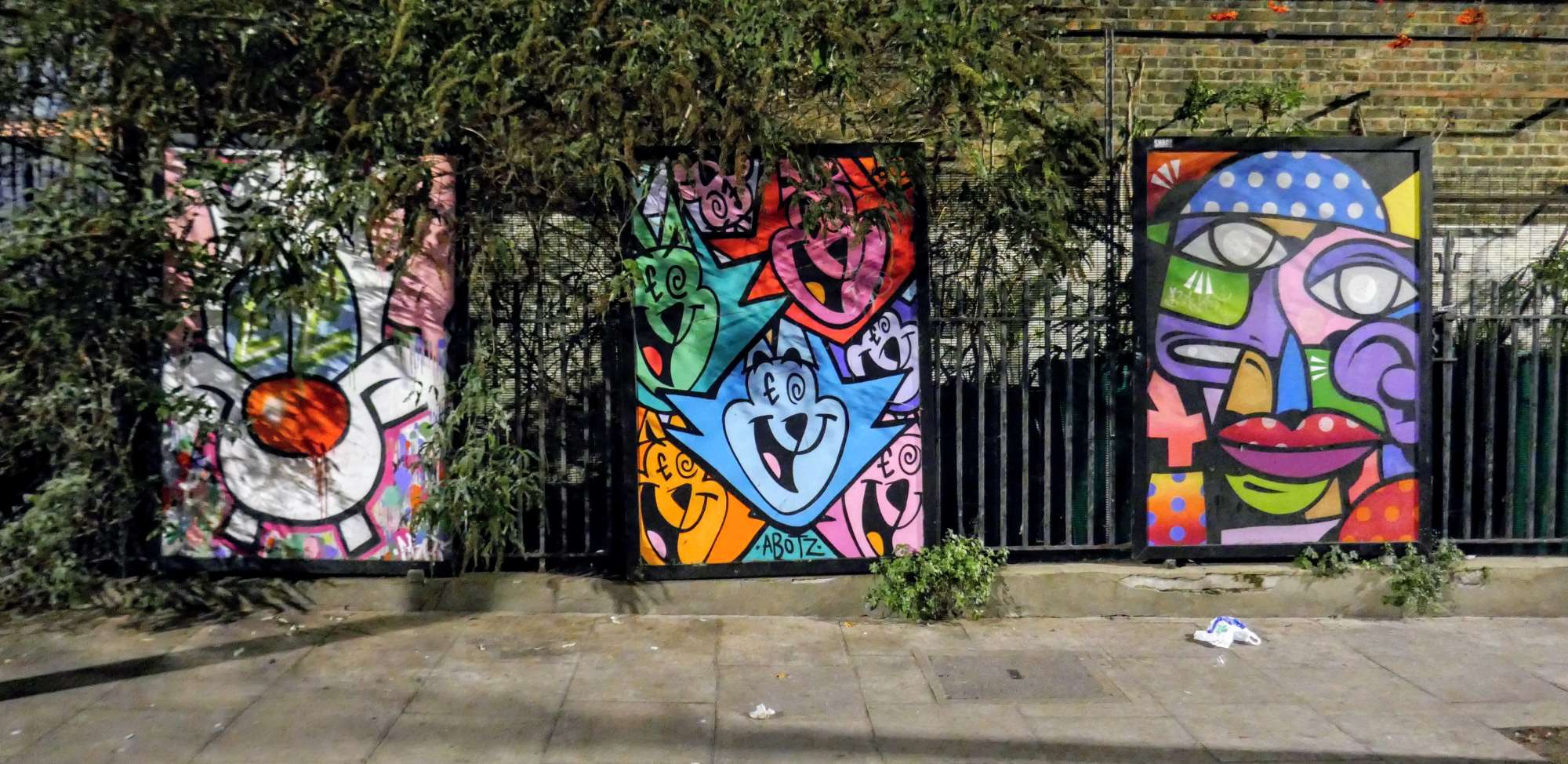 
								Street-art graffiti fresque 
								Abotz, Renato Hunto 
									176 Camden High Street
									NW1 8QL
									London
									United Kingdom 
									AnunaQi
								Street-Art-Safari.com
								