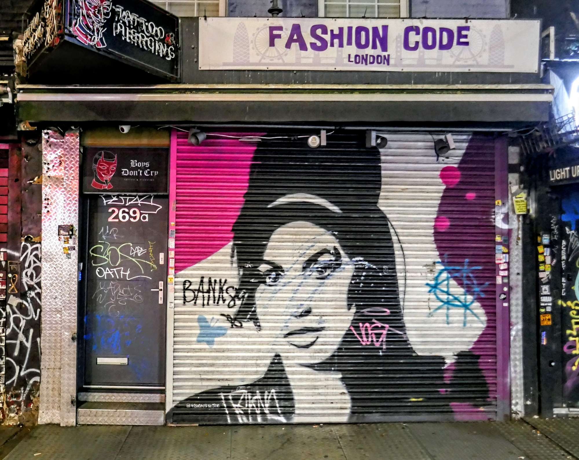 
								Street-art graffiti fresque 
								 
									176 Camden High Street
									NW1 8QL
									London
									United Kingdom 
									AnunaQi
								Street-Art-Safari.com
								