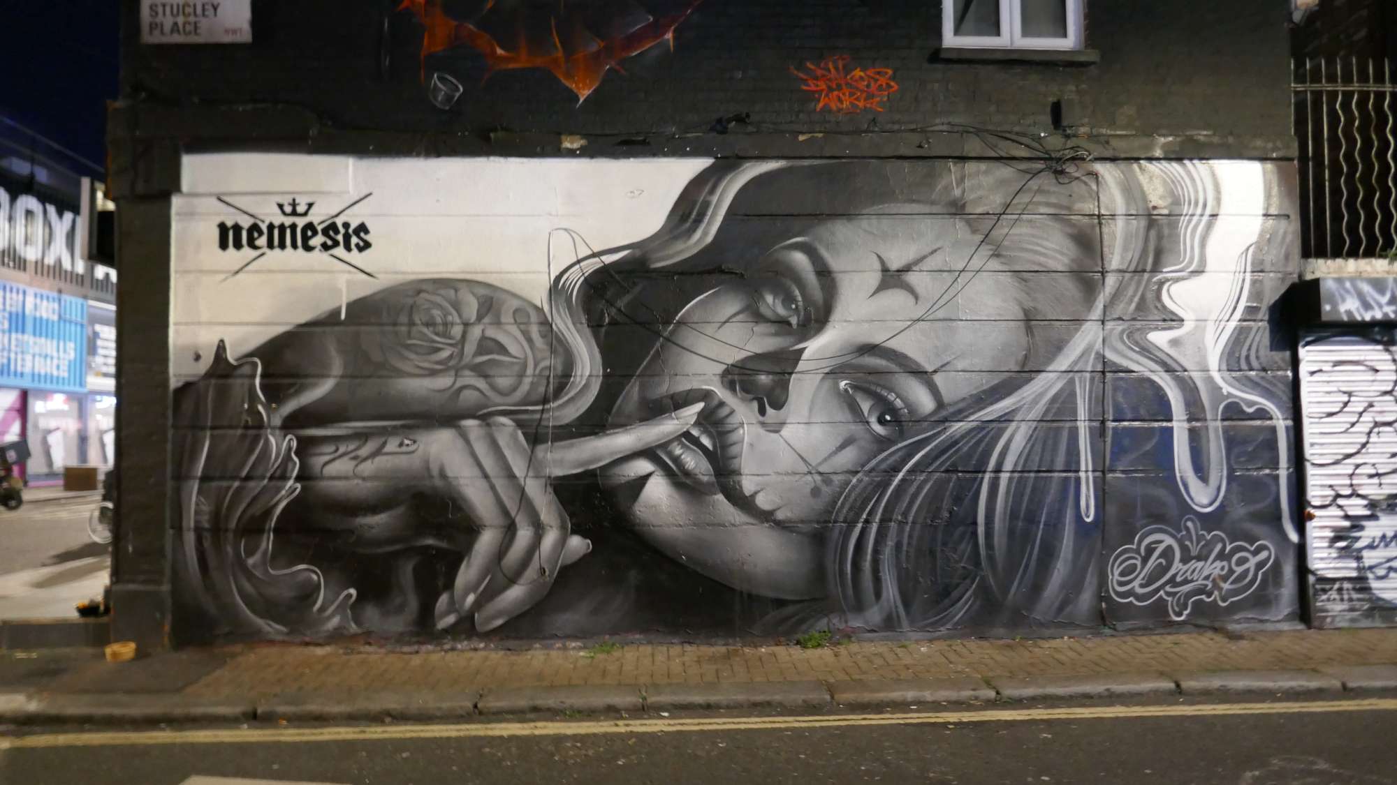 
								Street-art graffiti fresque 
								Drakes_work 
									176 Camden High Street
									NW1 8QL
									London
									United Kingdom 
									AnunaQi
								Street-Art-Safari.com
								