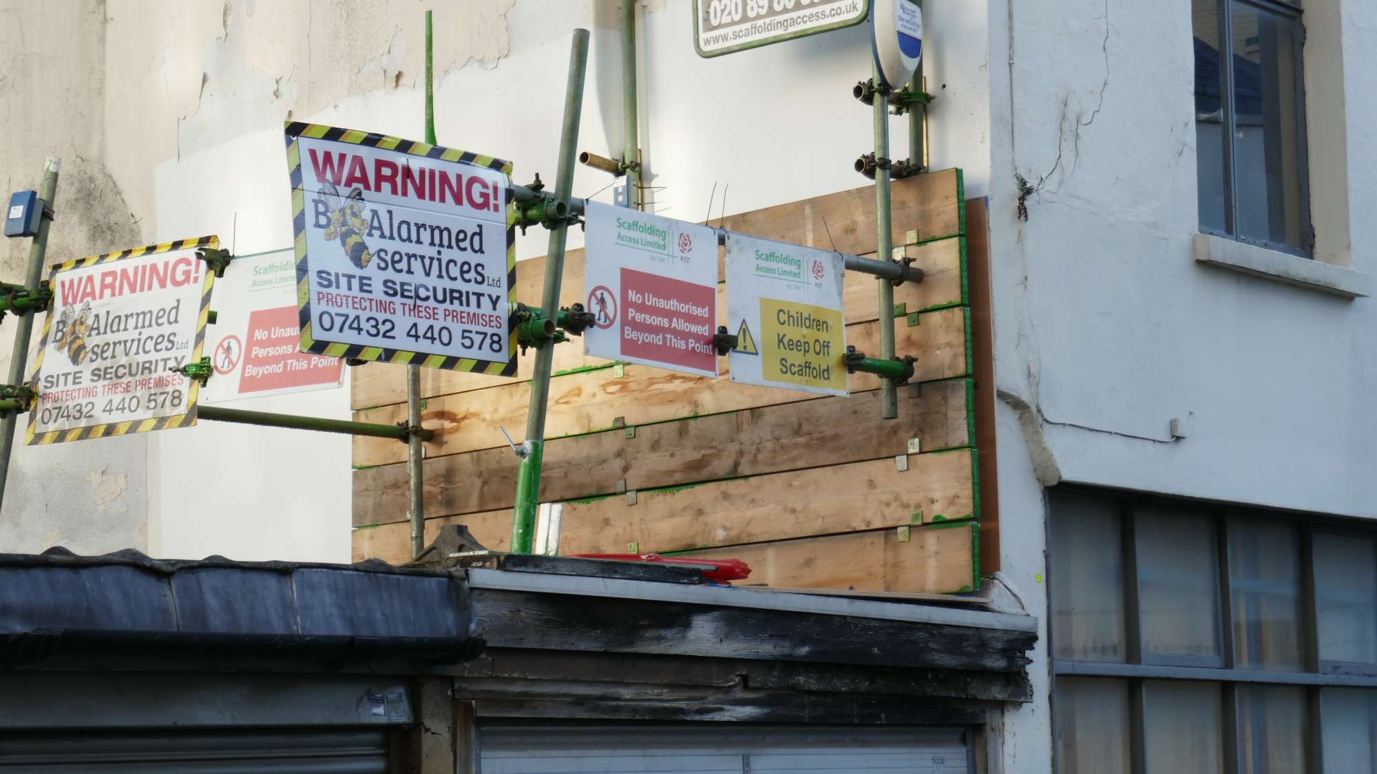 
								Street-art graffiti fresque 
								Banksy 
									24-25 Queen's Mews
									W2 4BY
									London
									United Kingdom 
									AnunaQi
								Street-Art-Safari.com
								