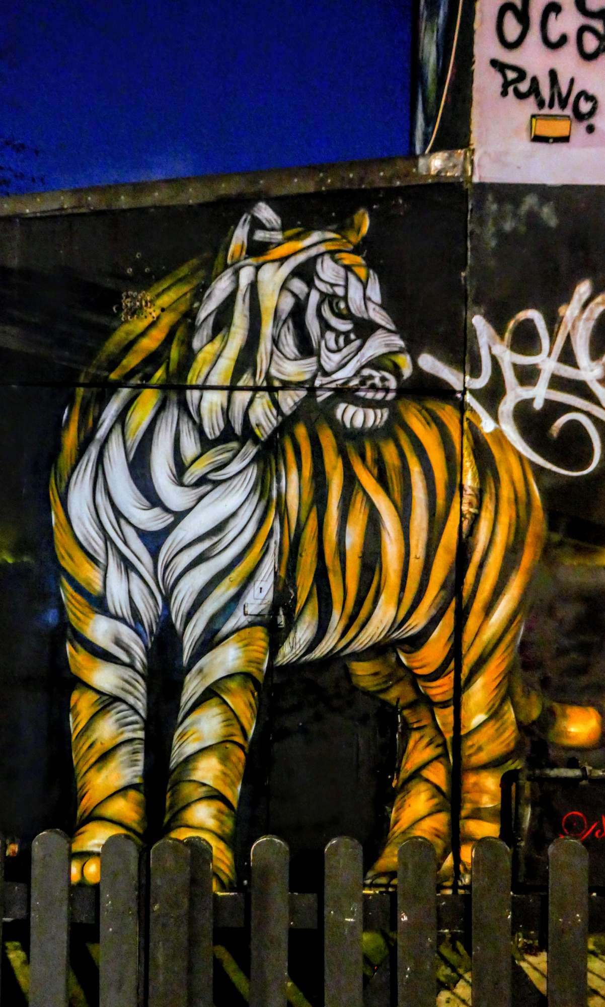 
								Street-art graffiti fresque 
								Otto Schade 
									312-313 Camden Lock Market
									NW1 8AH
									London
									United Kingdom 
									AnunaQi
								Street-Art-Safari.com
								