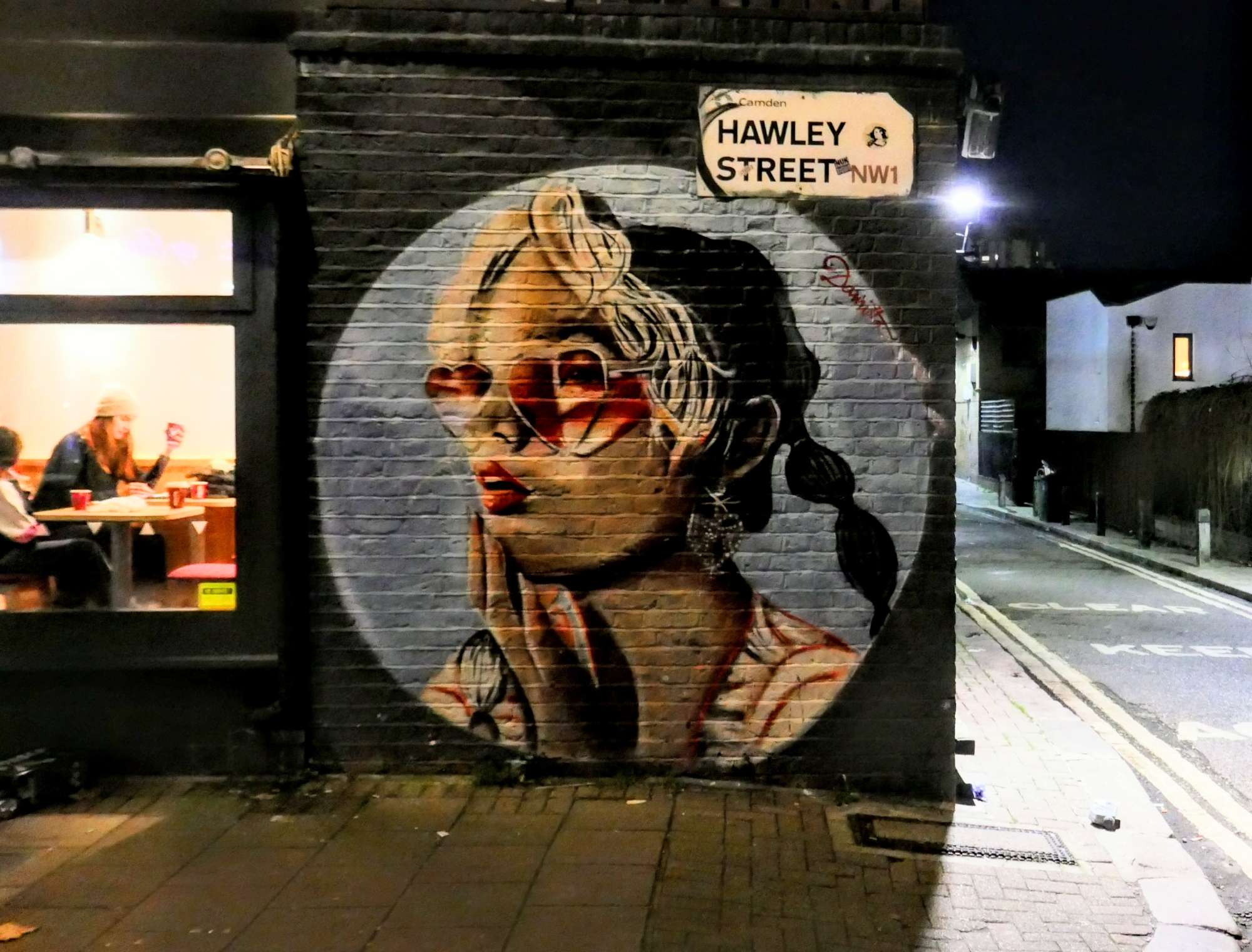 
								Street-art graffiti fresque 
								Damitta 
									1 Hawley Street
									NW1 8BY
									London
									United Kingdom 
									AnunaQi
								Street-Art-Safari.com
								