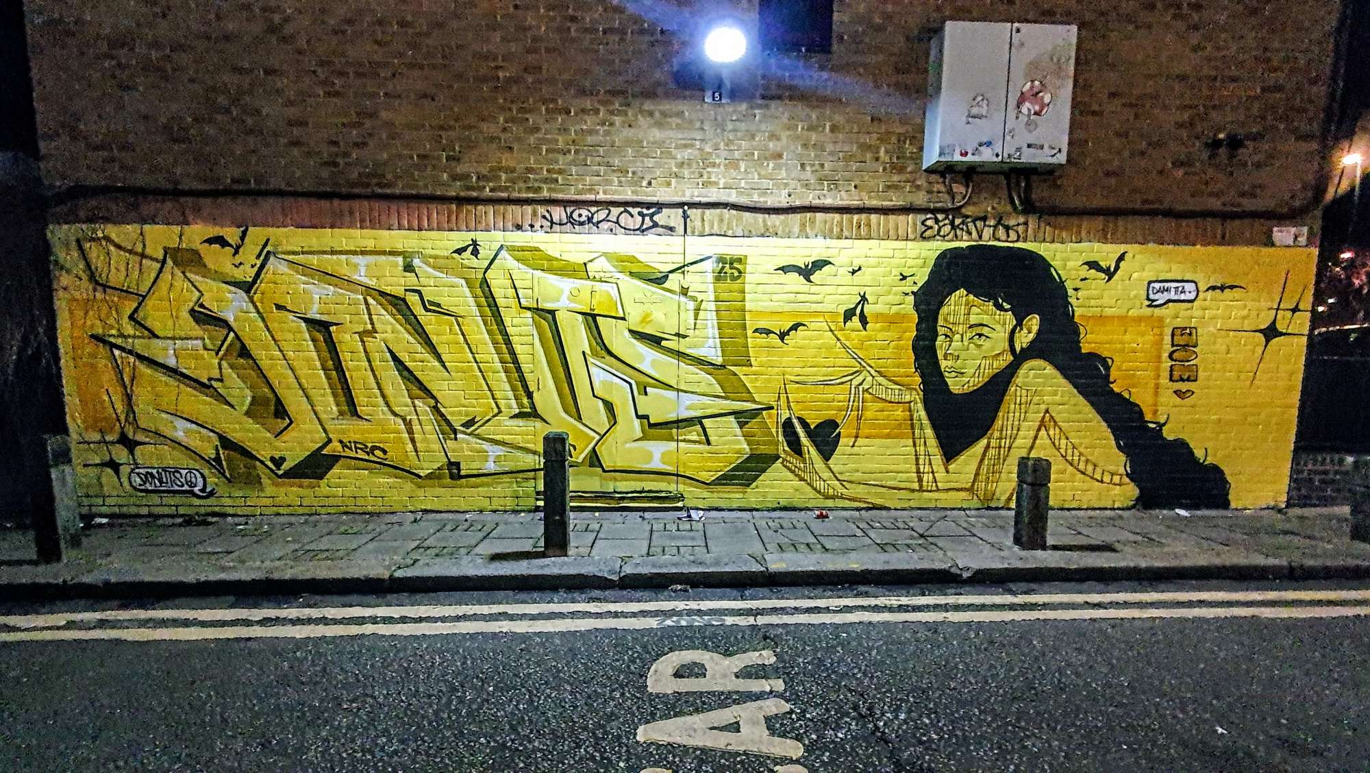 
								Street-art graffiti fresque 
								Damitta, Donuts 
									3 Hawley Mews
									NW1 8BF
									London
									United Kingdom 
									AnunaQi
								Street-Art-Safari.com
								