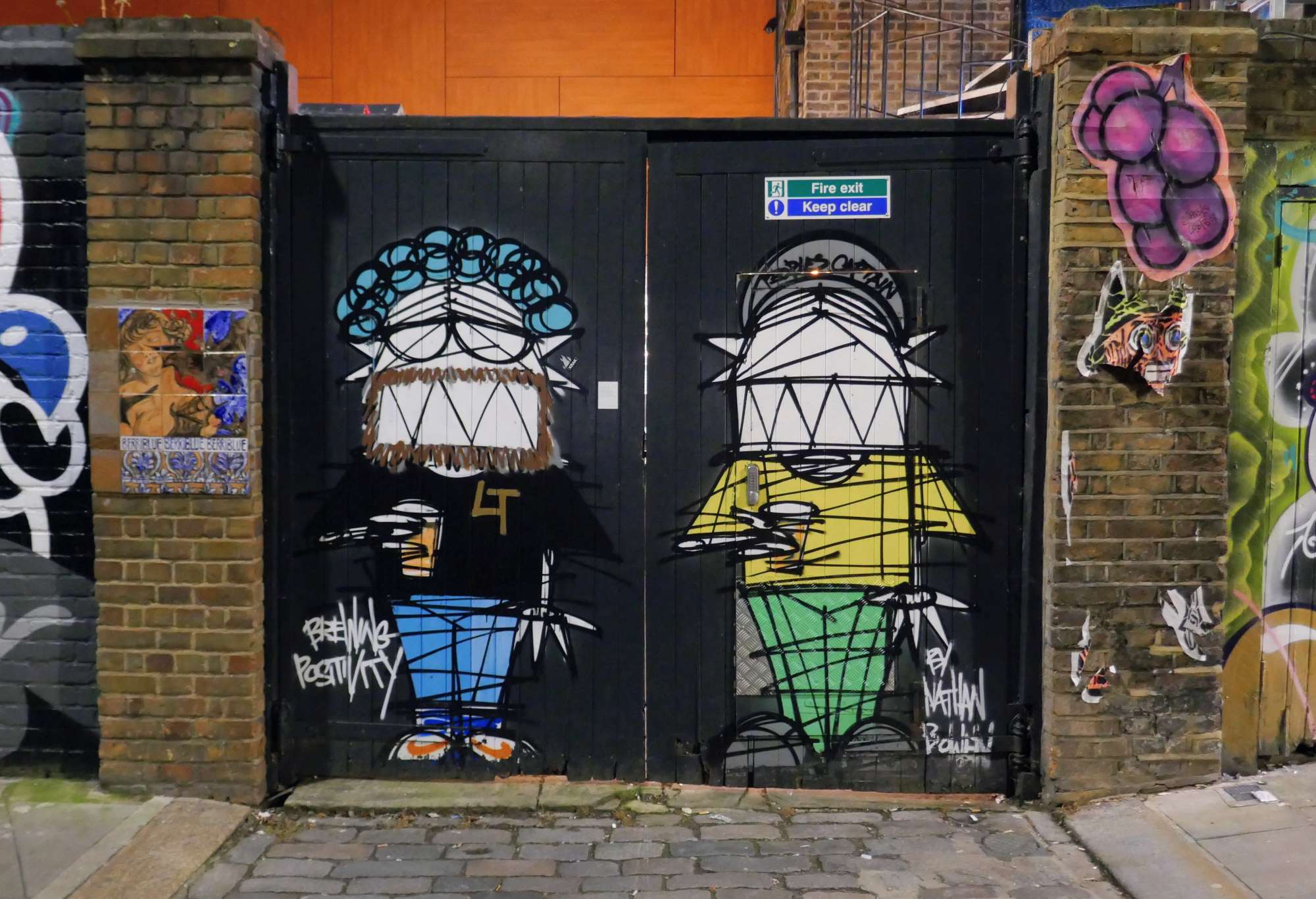 
								Street-art graffiti fresque 
								Nathan Bowen 
									Chalk Farm Road
									NW1 8AJ
									London
									United Kingdom 
									AnunaQi
								Street-Art-Safari.com
								