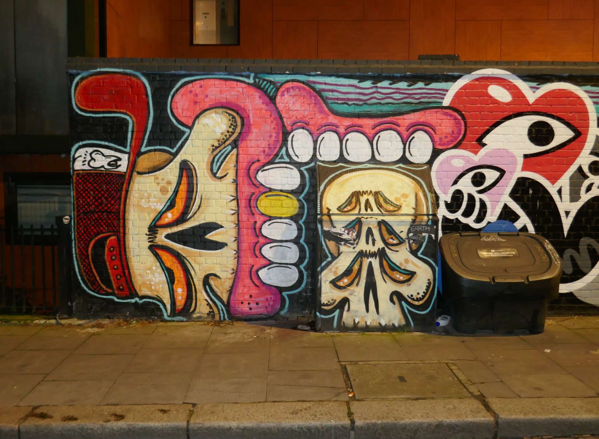 
								Street-art graffiti fresque 
								Sweet Toof 
									Chalk Farm Road
									NW1 8AJ
									London
									United Kingdom 
									AnunaQi
								Street-Art-Safari.com
								