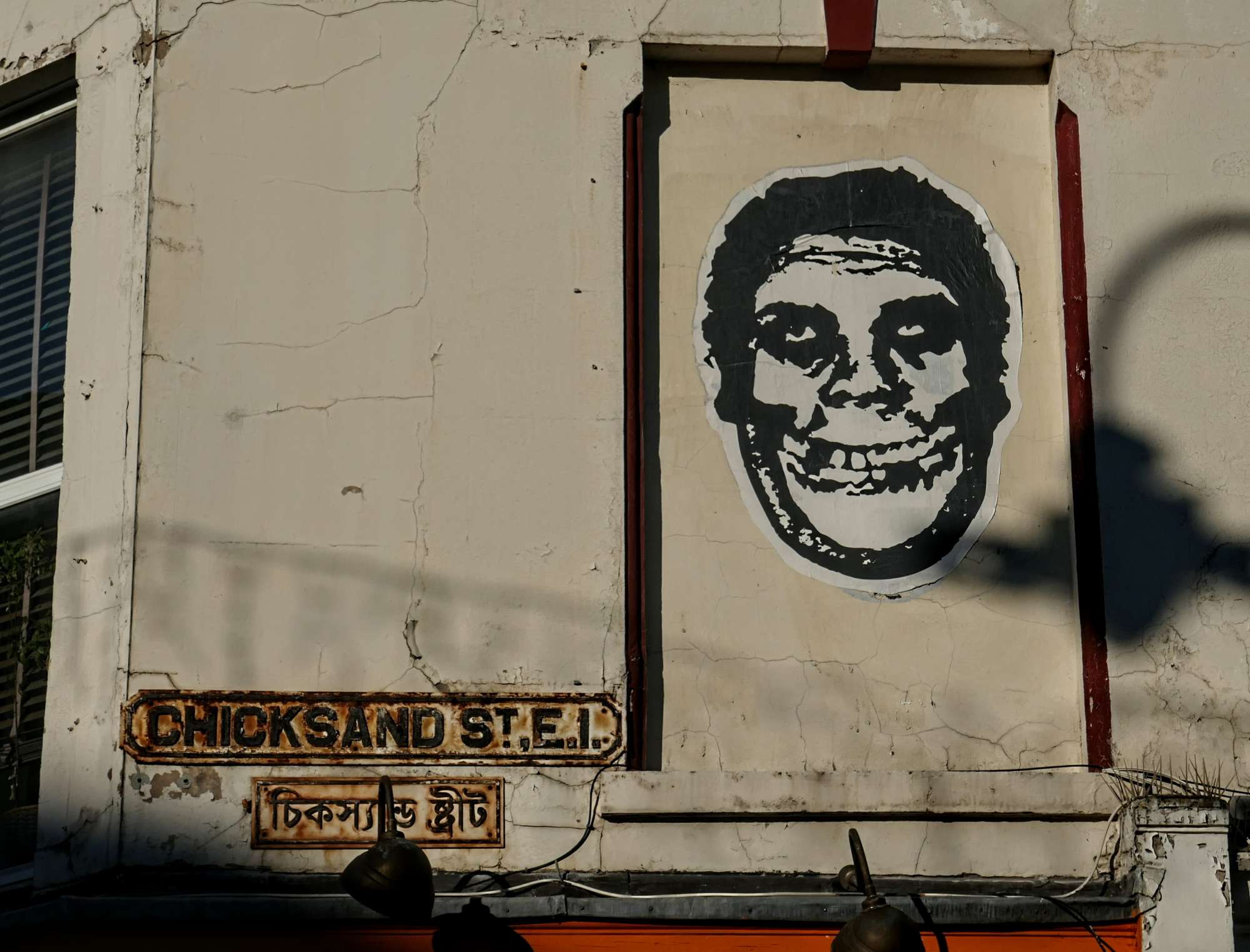 
								Street-art graffiti fresque 
								Shepard Fairey 
									32-33 Prescot Street
									E1 8BB
									London
									United Kingdom 
									AnunaQi
								Street-Art-Safari.com
								