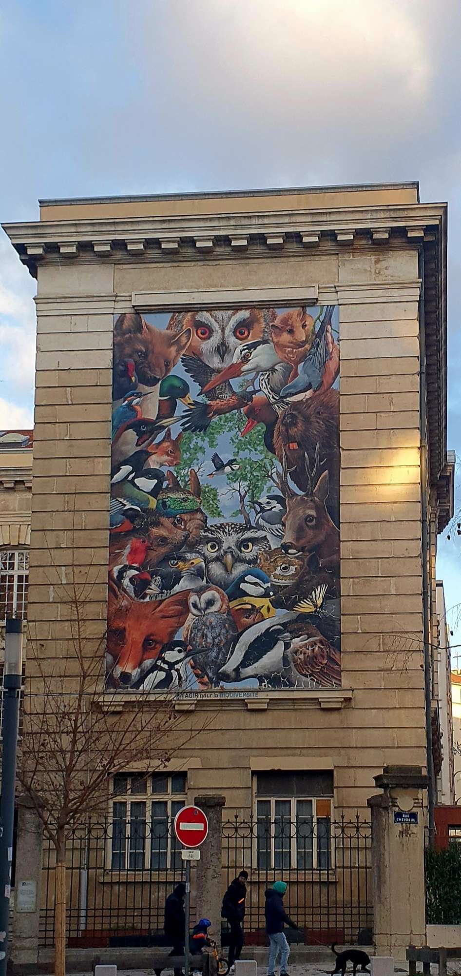 
								Street-art graffiti fresque 
								 
									33 Rue Saint-Lazare
									69007
									Lyon
									France 
									Laurie Zon
								Street-Art-Safari.com
								