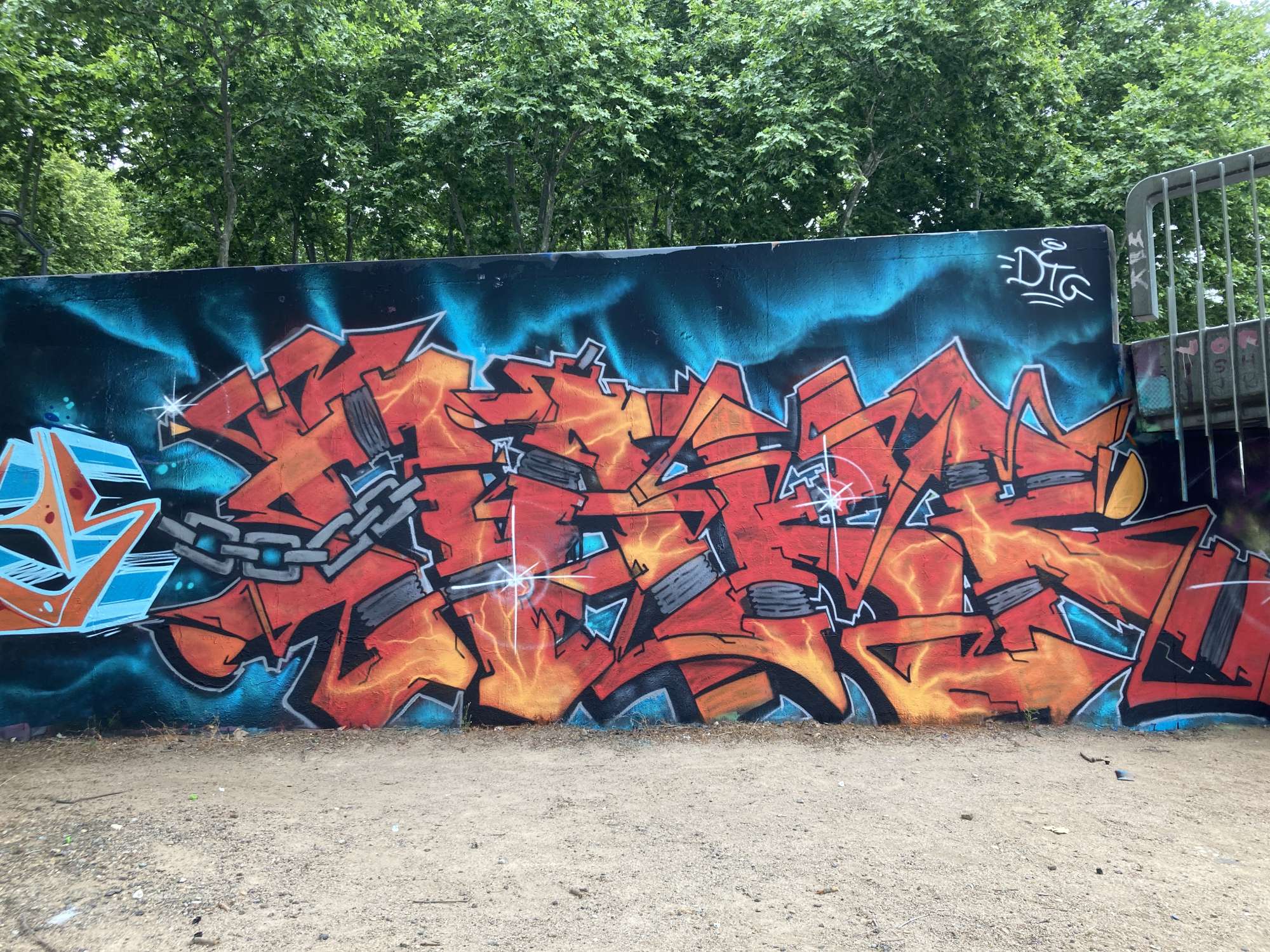 
								Street-art graffiti fresque 
								krena69 
									7 Pont Morand
									69001
									Lyon
									France 
									Karo-Karo Kendrickx
								Street-Art-Safari.com
								