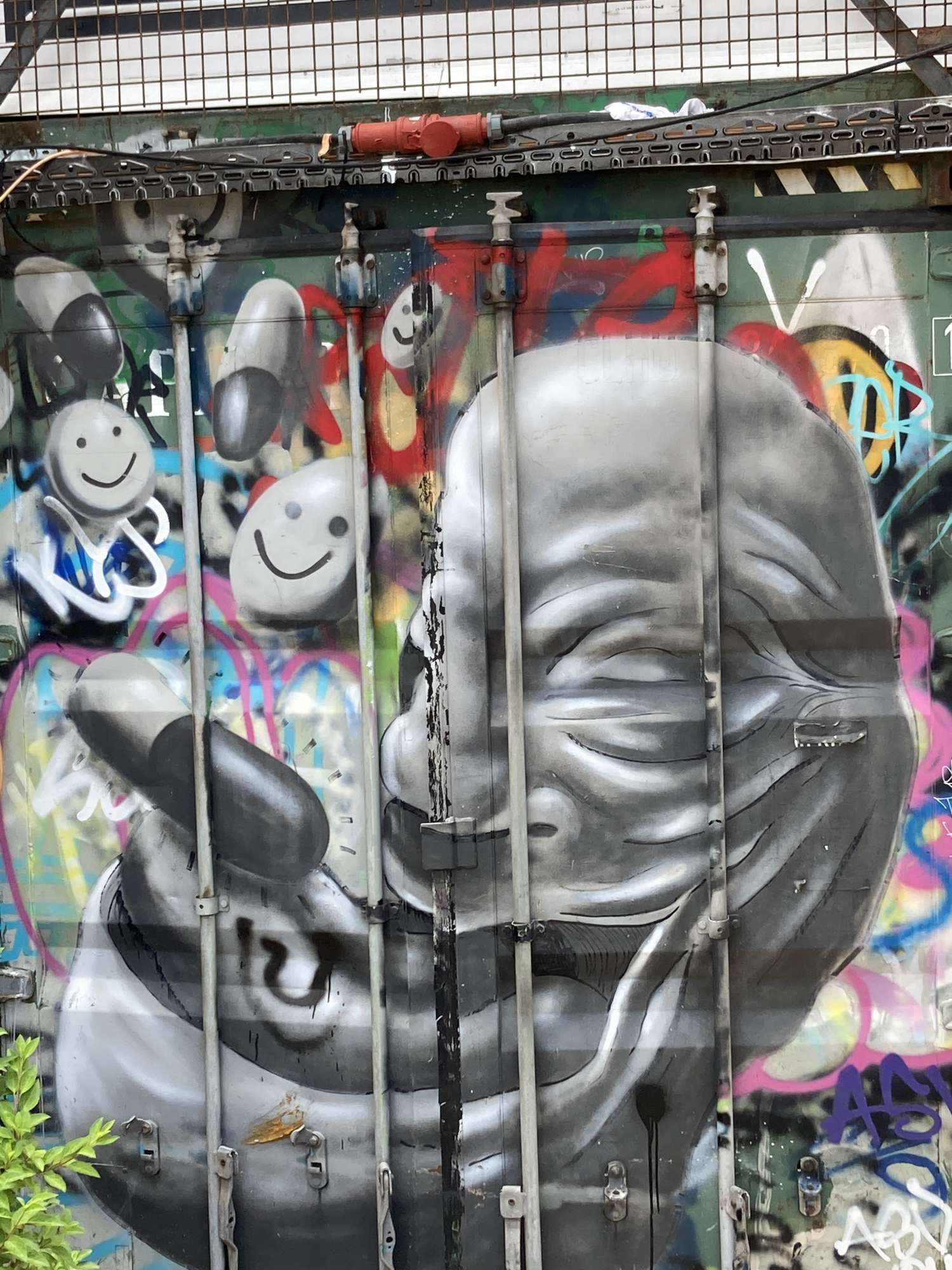 
								Street-art graffiti fresque 
								 
									45 Tumblingerstra&szlig;e
									80337
									M&uuml;nchen
									Germany 
									Karo-Karo Kendrickx
								Street-Art-Safari.com
								