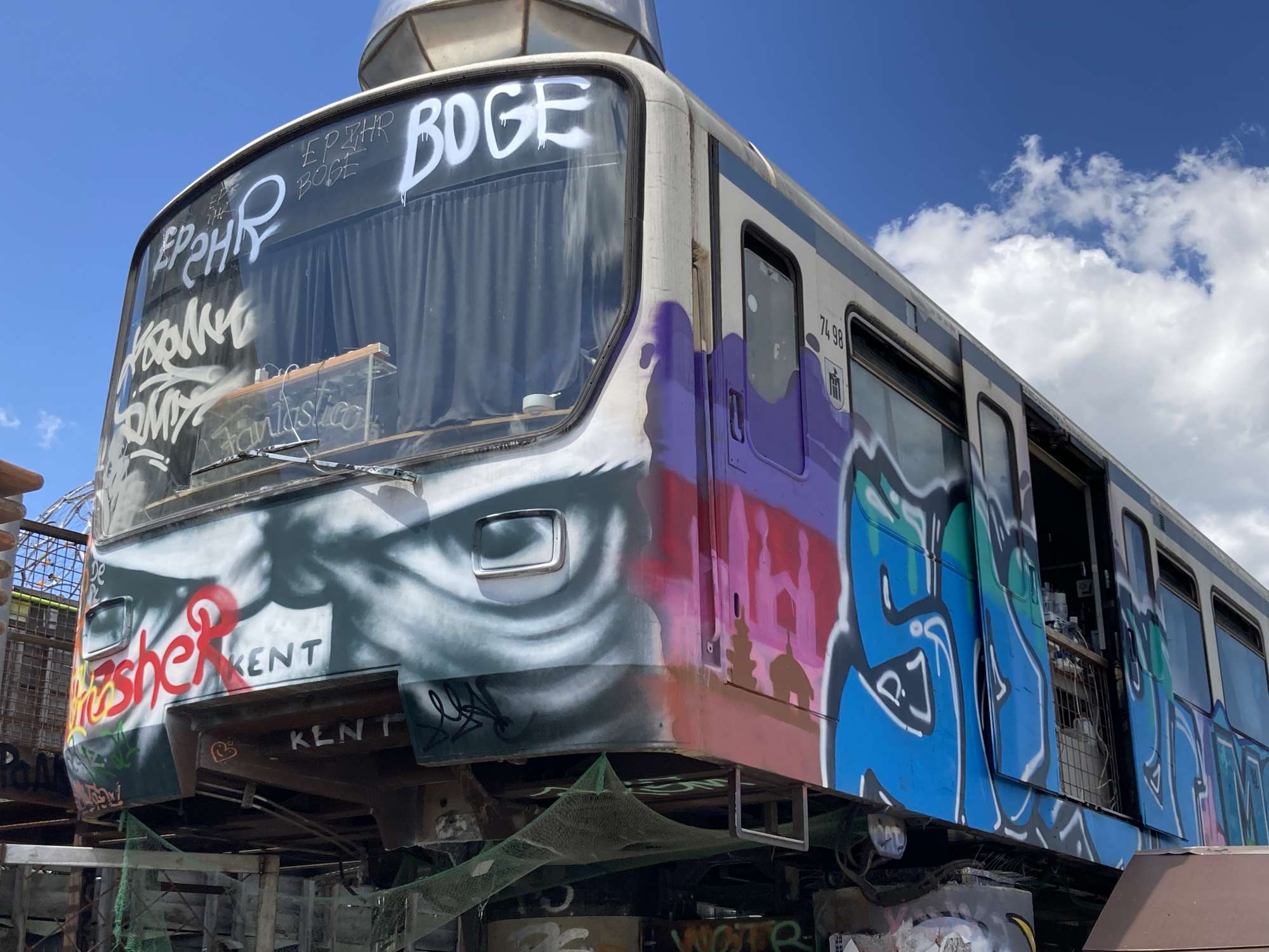 
								Street-art graffiti fresque 
								 
									45 Tumblingerstra&szlig;e
									80337
									M&uuml;nchen
									Germany 
									Karo-Karo Kendrickx
								Street-Art-Safari.com
								